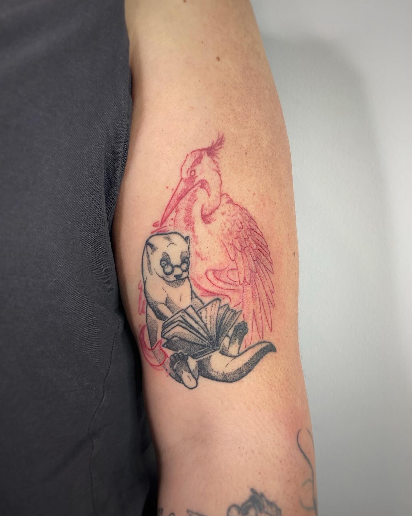 Tatouage d'une loutre et d'un héron en rose et noir