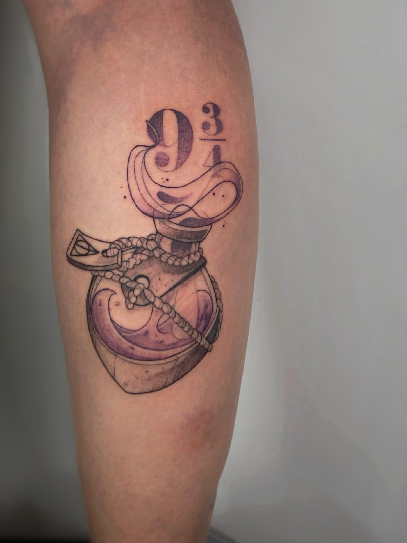 Tatouage d'une fiole magique aux teintes violettes