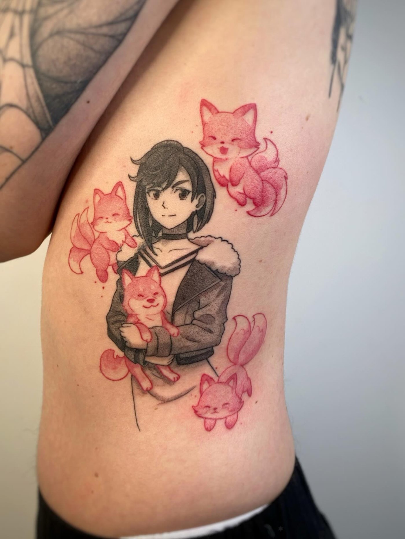 Tatouage illustratif d'une figure entourée de renards
