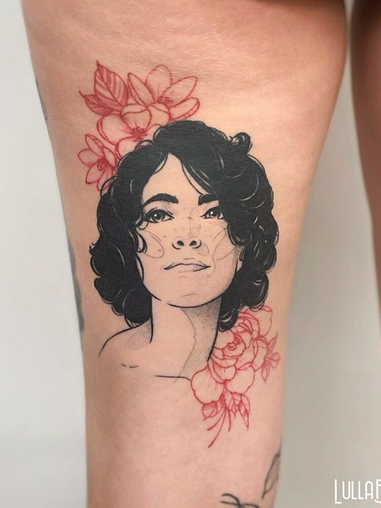 Tatouage portrait d'une femme avec des pivoines rouges