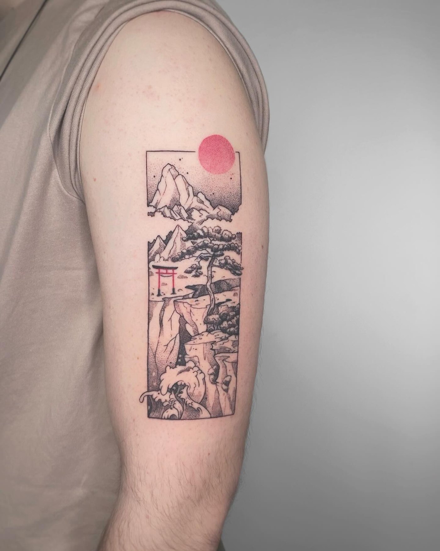 Tatouage d'un paysage de montagnes et torii